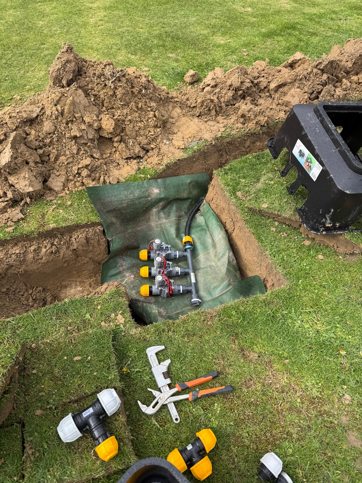 Pose des vannes du réseau d'irrigation enterré