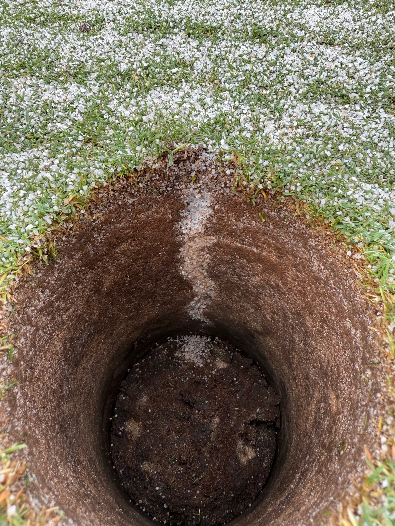 Trou de carottage sablé favorisant l'infiltration de l'eau